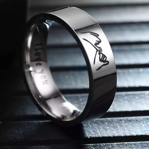 Makroaufnahme von Edelstahlring mit I love you Gravur und Pinky-Promise-Symbol-Details