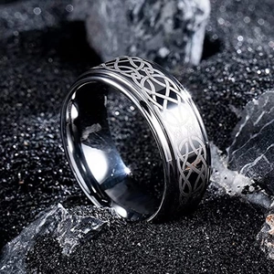 Macro du motif nœud celtique argenté sur une bague pour homme en acier titane