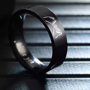 Schwarzer Ring aus Titanstahl für Paare mit Gravur und pinky swear Handgeste Muster