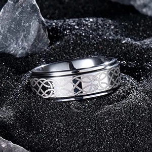 Bague pour homme en acier argenté avec nœud celtique sur fond de pierre noire