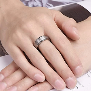 Bague spinner homme en acier titane argenté avec gravure laser de nœud celtique et design
