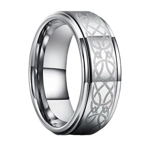 Détail du motif de nœud celtique sur la bague pour homme en acier titane argenté