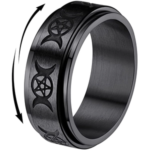 Draaibare titanium stalen ring met maan en ster gravures op mat zwart geborsteld metaal