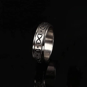 Anello rotante in acciaio inossidabile argento con motivi cuore e infinito su sfondo nero