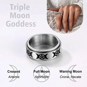 Detail van de Triple Moon Goddess ring met gravures van pentagrammen en maanfasen