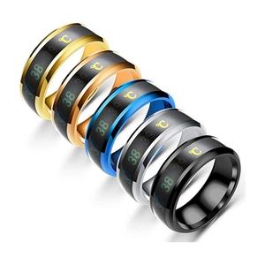 Detalle de cinco variantes de anillos inteligentes de acero sensibles a la temperatura con escalas