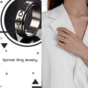 Dettaglio di anello rotante a cuore in argento con design a doppio strato in acciaio inox