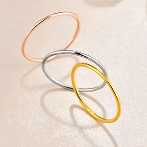 Driedelige set van minimalistische 1 mm titaniumstalen ringen in rosegoud, zilver en goud