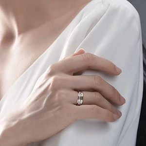 Anello rotante a doppio strato in acciaio al titanio con motivi cuore e infinito sulla mano