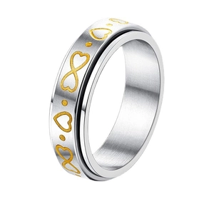Dettaglio di un anello rotante con motivi dorati a cuore e infinito su acciaio