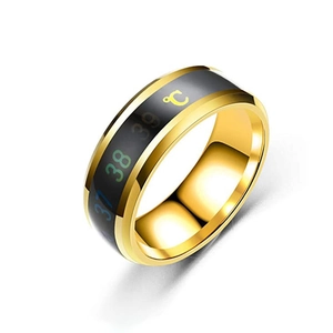 Detalle del anillo sensor de temperatura con pantalla digital y bordes dorados pulidos