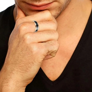 Detalle macro de anillo para hombre negro mate cepillado con bordes en oro rosa