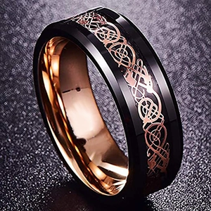 Details des schwarzen Titanstahlrings mit roségoldenem Drachenmuster-Inlay und Innenband