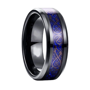 Details des schwarzen Titanstahlrings mit lila Dracheneinlage und poliertem Finish