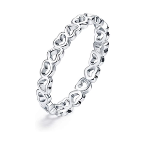 Detailopname van zilveren eternity ring met uitgesneden hartjes en minimalistisch design