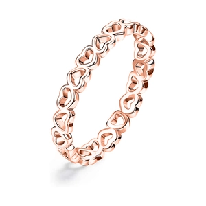 Detailweergave van de roségouden holle hartring met gladde gepolijste metalen textuur