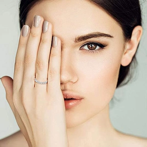 Close-up van een stapelbare hartvormige eeuwigheidsring met glanzende micro-pave zirkonia