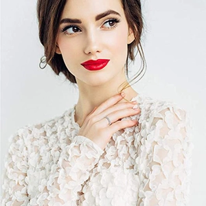 Detailweergave van een eternity ring met kleine witte kristallen aan de hand van een model