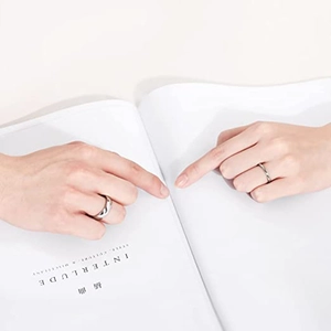 Minimalistische gepolijste titanium stalen koppelringen met gedraaid ontwerp op magazine