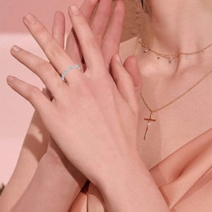 Modieuze holle hartvormige zilveren open ring voor dames gedragen door model