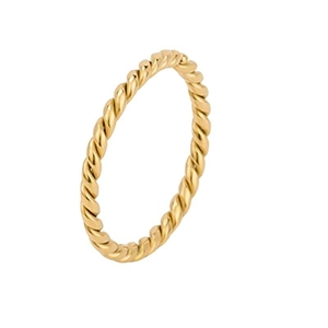 Detailopname van een gouden gedraaide ring met minimalistisch koordontwerp