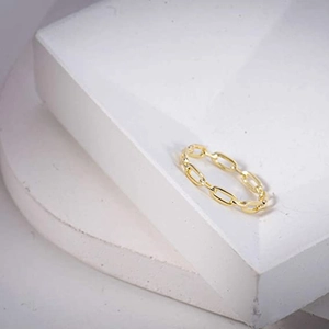 Λεπτομέρεια δαχτυλιδιού με αλυσίδα paperclip 18k χρυσό πάνω σε λευκό μάρμαρο