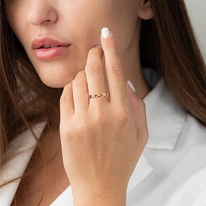 Μίνιμαλ δαχτυλίδι με αλυσίδα 18k χρυσό για γυναίκες σε κομψό γεωμετρικό κοίλο σχέδιο