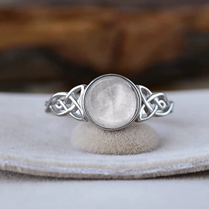 Makroaufnahme Mondsteinring mit filigranem keltischen Knotenmuster aus Silber