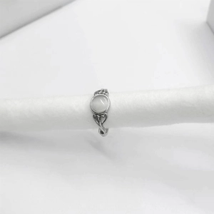 Vintage Silberring mit Mondstein und filigranem Design, größenverstellbar