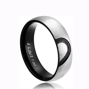 Detailaufnahme der I Love You Gravur auf einem gebürsteten Edelstahl Herz-Ring
