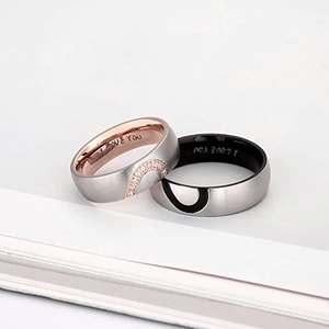 Mattierte Titanstahl-Partnerringe mit geteiltem Herzdesign und I LOVE YOU Gravur im Set
