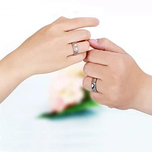 Poliertes Edelstahl-Partnerring-Set mit mattiertem Finish und halbem Herz-Design