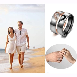 Detail der gravierten I Love You Herz-Partnerringe aus Titanstahl mit Kristallbesatz