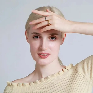 Ensemble de bagues minimalistes en acier inoxydable doré et argenté portées par un mannequin