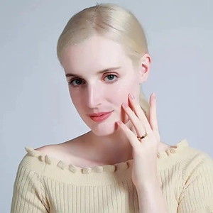 Bague minimaliste en acier inoxydable doré portée par un mannequin pour un look tendance