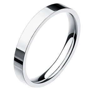 Vue détaillée d'une bague plate en acier inoxydable poli de 4 mm de large en argent