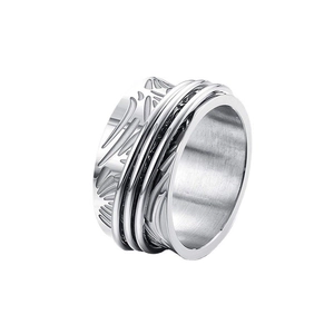 Vue détaillée d'une bague spinner large en acier inoxydable avec anneaux rotatifs