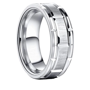 Nahaufnahme eines 8mm Edelstahlrings in Silber mit gebürsteter Textur und gerillten Kanten