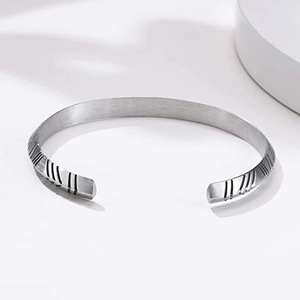Brazalete vintage de acero inoxidable para hombre con forma de rombo y acabado plateado cepillado