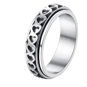 Drehbarer Edelstahlring mit ausgestanzten Herzmustern und gebürsteter Metalloberfläche