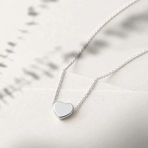 Collar minimalista con colgante de corazón en acero de titanio pulido y cadena fina