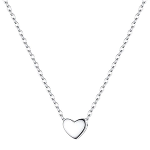 Detalle del colgante de corazón plateado pulido en una cadena de collar minimalista