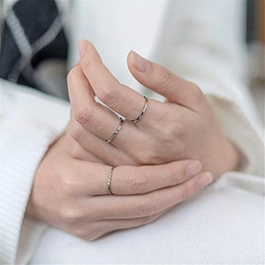 Μίνιμαλ ασημένια δαχτυλίδια από ατσάλι τιτανίου με γεωμετρικά σχέδια με όψεις και στροφές