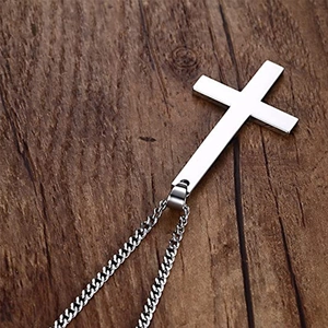 Pendentif croix inversée en acier inoxydable poli sur une chaîne cubaine argentée