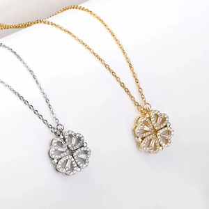 Elegante collana con ciondolo a quadrifoglio e cuore in oro e argento con zirconi lucidi