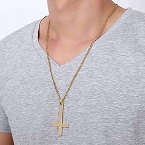 Collier classique avec pendentif croix inversée dorée pour homme en acier inoxydable
