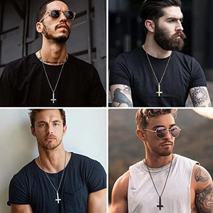 Collier avec pendentif croix inversée pour homme en argent, or et noir porté par un mannequin
