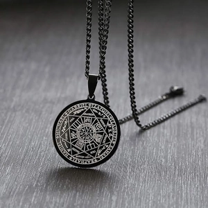 Makroaufnahme der schwarzen Edelstahl-Medaille mit gravierten Erzengel-Siegeln und Symbolen