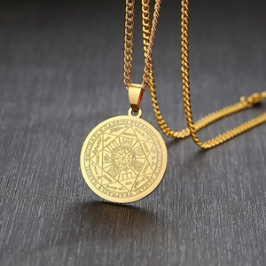 Makroaufnahme der Gravur des Siegels der sieben Erzengel auf einem goldenen Edelstahl-Anhänger