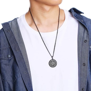 Herren-Halskette mit schwarzem Hexagramm-Anhänger aus Edelstahl an einem Model